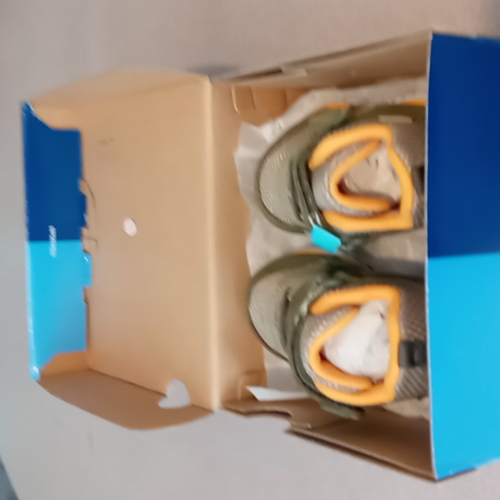 Stride Rite Made to Play olive sneakers size 4M new in box - Picture 5 of 5